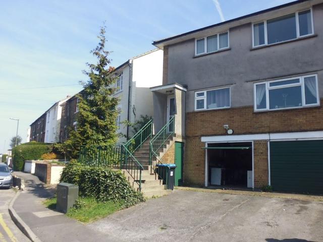 Commonwealth Road, Caterham CR3, 2 bed maisonette to rent, £1,550 pcm | PrimeLocation