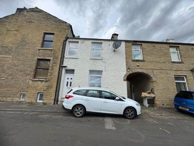 Common Road, Huddersfield 2 bed terraced house to rent £700 pcm £162 pw