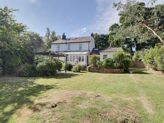 Common Road, Kensworth, Dunstable, LU6 5 bed detached house to rent £4,500 pcm £1,038 pw