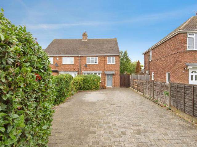 Common Road, Stotfold, Hitchin, SG5 3 bed semi detached house to rent £1,850 pcm £427 pw
