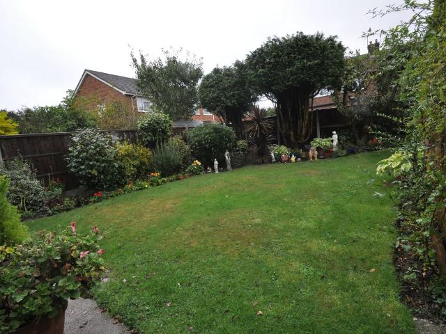 Commonhall Lane, Hadleigh, Essex SS7, 2 bed detached bungalow to rent, £1,400 pcm | PrimeLocation
