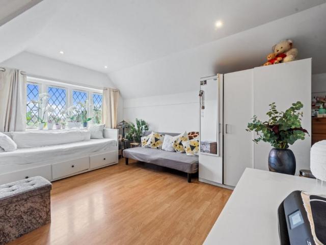 Commonside East, Surrey CR4 2 bed apartment to rent £1,750 pcm £404 pw