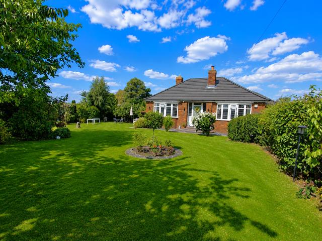 Commonside, Westwoodside, Doncaster DN9, 3 bed detached bungalow to rent, £1,300 pcm | PrimeLocation