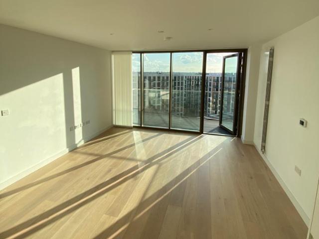 Commodore House 2 bed apartment to rent £2,700 pcm £623 pw