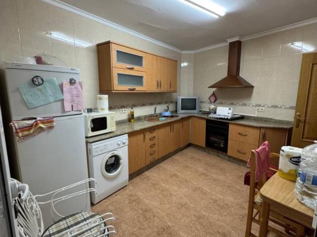 COMO NUEVO, PUEBLO MUY CERCANO, PARA ENTRAR, vivienda en una planta, con 3 dormitorios, armarios, cocina amplia,totalme