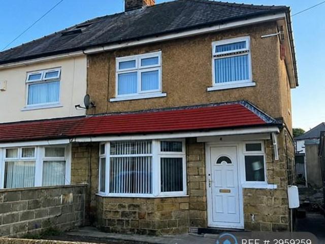 Como Gardens, Bradford, BD8 3 bed semi detached house to rent £1,249 pcm £288 pw