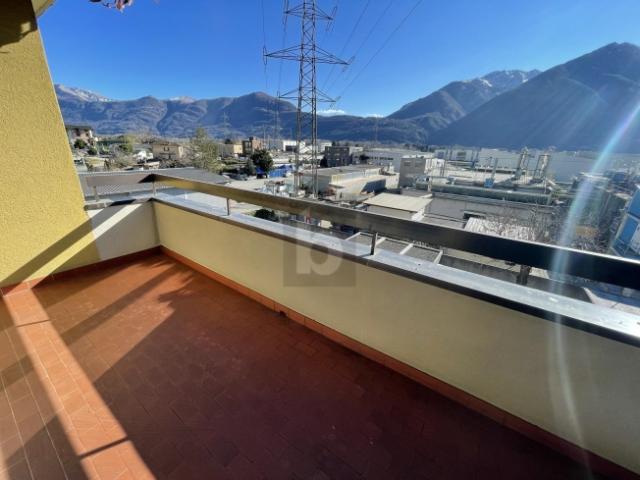 COMODA E CON BALCONE