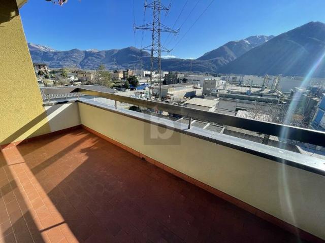 COMODA E CON BALCONE
