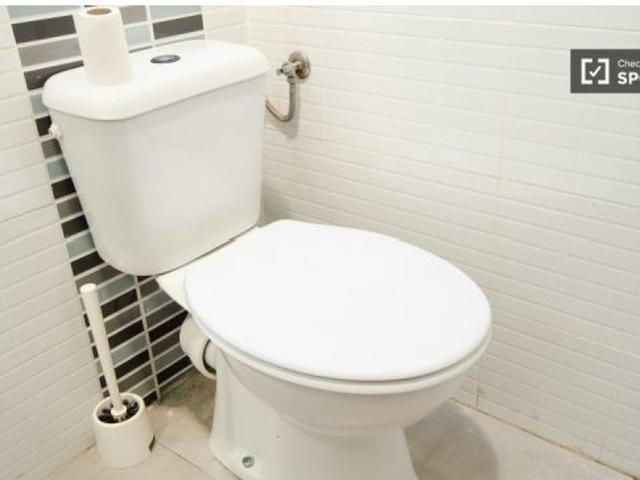 Cómoda habitación con cómoda en piso compartido, Ciutat Vella