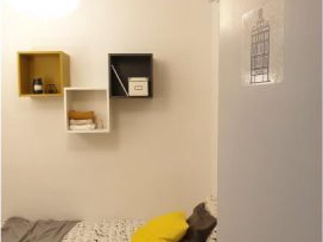 Cómoda habitación con cama individual en alquiler en Eixample