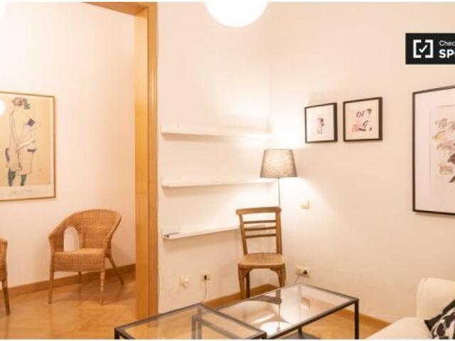 Cómoda habitación con cama individual en alquiler en La Latina
