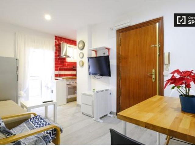 Cómoda habitación con cama individual en alquiler en Puerta del Ángel