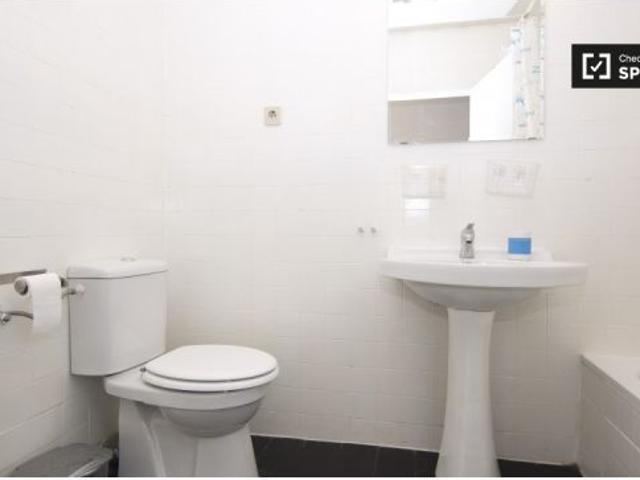Cómoda habitación con amplio espacio de almacenamiento en el departamento compartido, Alcalá de Hena