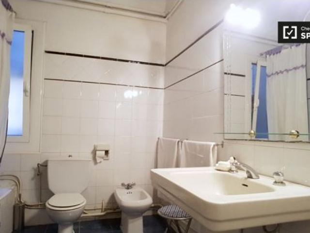 Cómoda habitación con baño privado en Sarrià Sant Gervasi