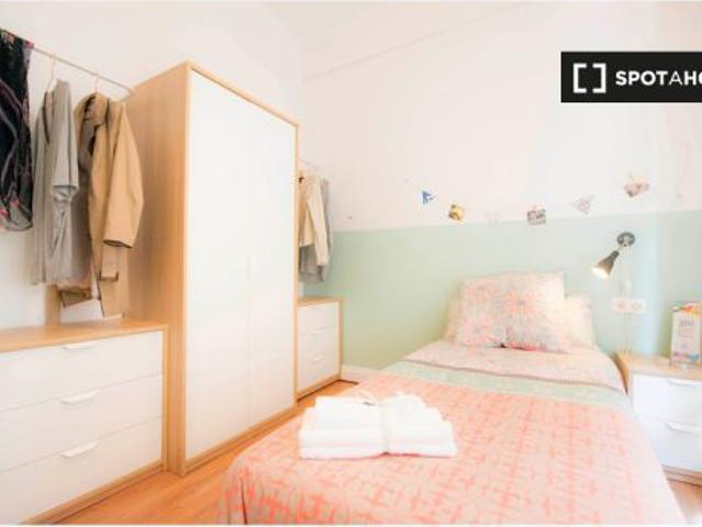 Cómoda habitación con escritorio en un apartamento de 5 dormitorios en Indautxu