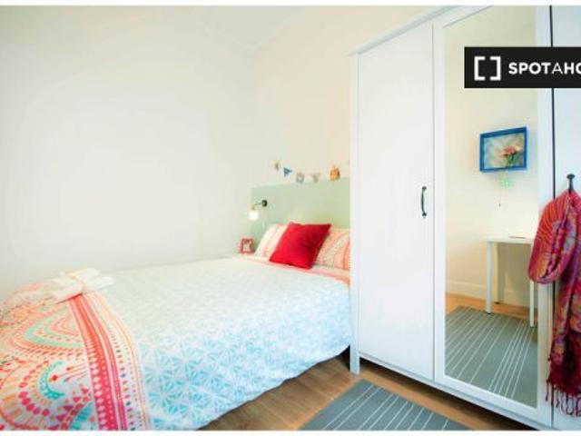 Cómoda habitación con escritorio en un apartamento de 5 dormitorios en Indautxu