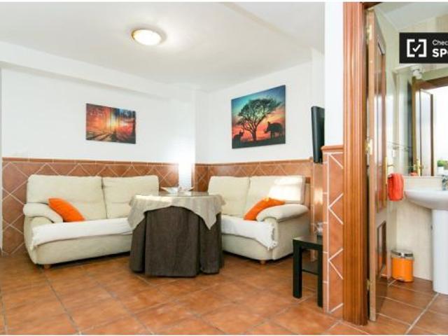 Cómoda habitación con escritorio en el apartamento de 3 dormitorios, San Ildefonso