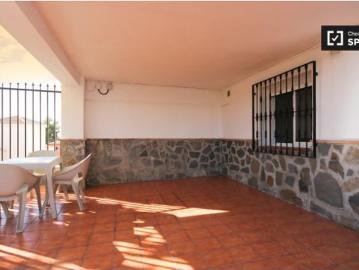 Cómoda habitación con escritorio en el apartamento de 3 dormitorios, San Ildefonso