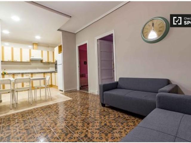 Cómoda habitación con llave independiente en un apartamento de 8 dormitorios, La Saïdia