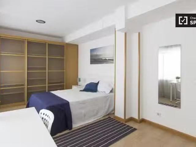Cómoda habitación en un apartamento de 8 habitaciones en Madrid