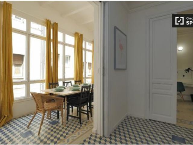 Cómoda habitación en alquiler en un apartamento de 9 dormitorios en l' Eixample