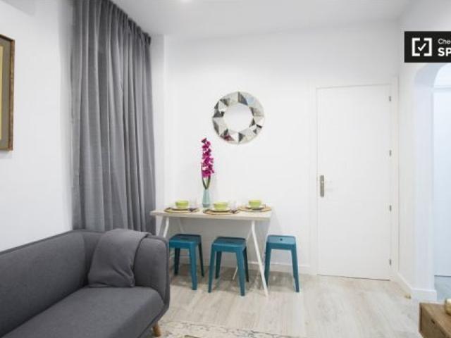Cómoda habitación en alquiler en un apartamento de 3 dormitorios recientemente renovado