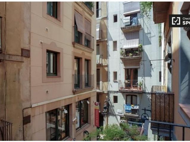 Cómoda habitación en alquiler en apartamento de 4 dormitorios en El Raval