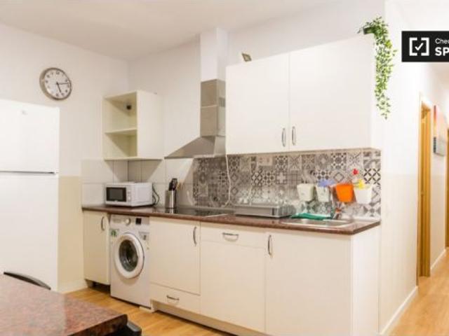 Cómoda habitación en alquiler en apartamento de 6 habitaciones en El Raval