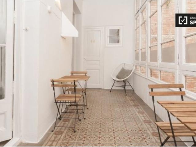 Cómoda habitación en alquiler en apartamento de 9 habitaciones en Gracia