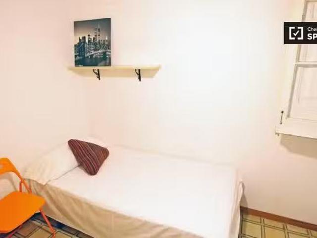Cómoda habitación en piso compartido en el Eixample, Barcelona