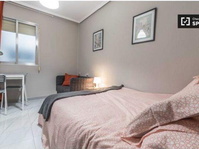 Cómoda habitación en piso de 5 habitaciones con balcón, Camins al Grau