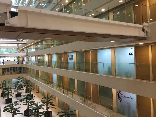 Cómoda Oficina, recepción y 1 privados, Estacionamiento