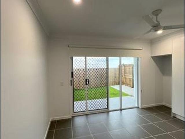 COMPACT DUPLEX, 2 AIR CONDS, GAS HOT WATER PLEASE READ BELOW GREAT LOCATION