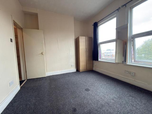 Compact size studio with seperate kitchen Ilford