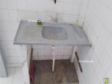 Compacto com 1 quarto, banheiro e área de serviço no Centro
