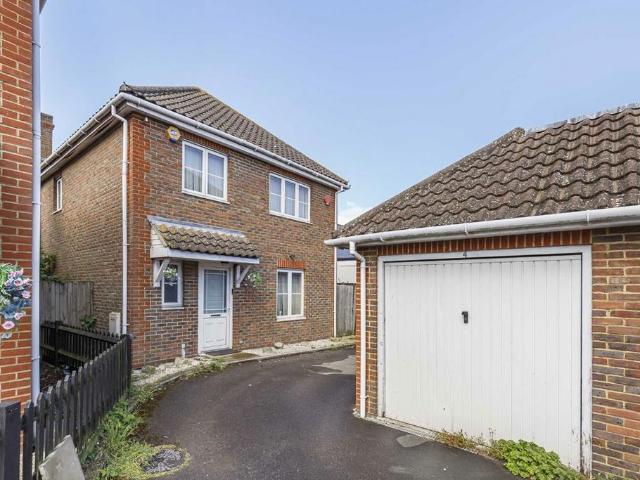 Compass Close, Ashford TW15 4 bed detached house to rent £2,495 pcm £576 pw