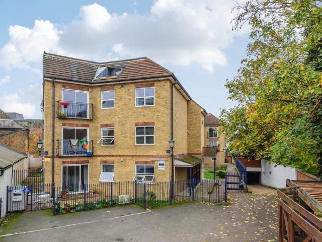 Compass Lane Bromley BR1 2 bed flat to rent £1,850 pcm £427 pw