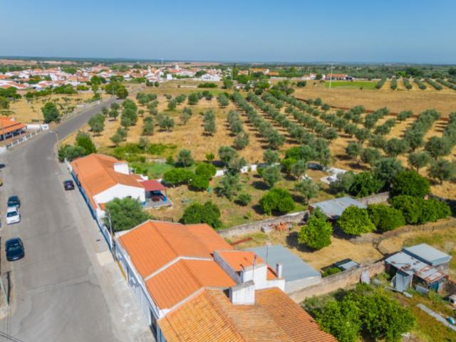 Completamente Remodelada, Excelente estado, MOBILADA e EQUIPADA, Terreno com 1.383m2, junto ao centro da Vila