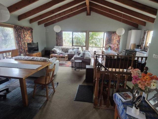 Complete Upstairs area for single female,Aberfoyle Park. $275/wk