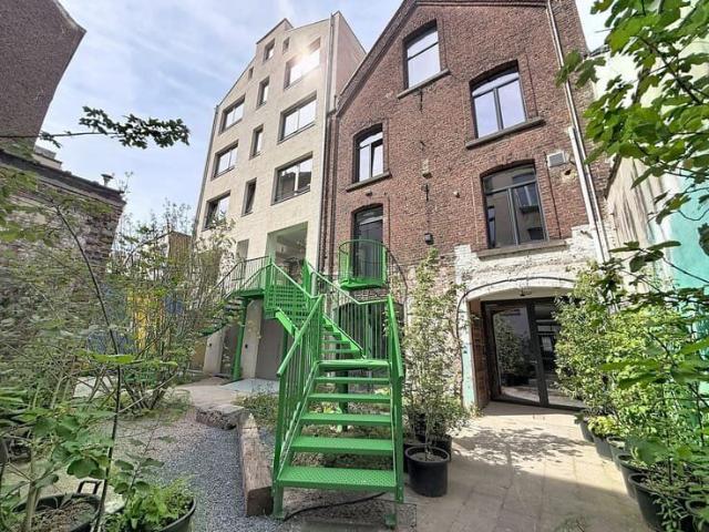 Completely refurbished 3 bedroom penthouse
