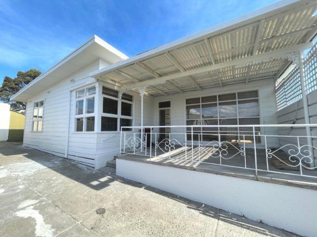Completely Renovated 3 Bedroom Home Frankston High School Zone and walking distance to everything!