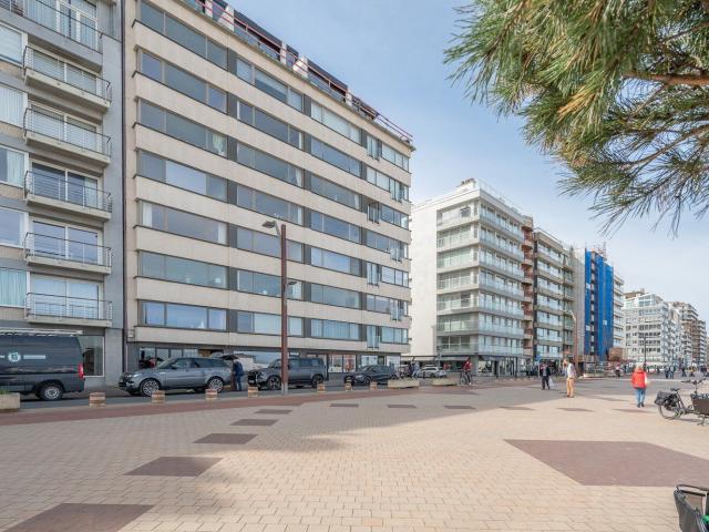 Completely renovated 3 room apartment with direct sea views