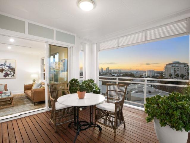 Completely Renovated Top Floor Corner Apartment with Water Glimpses & All Day Sun | 177sqm