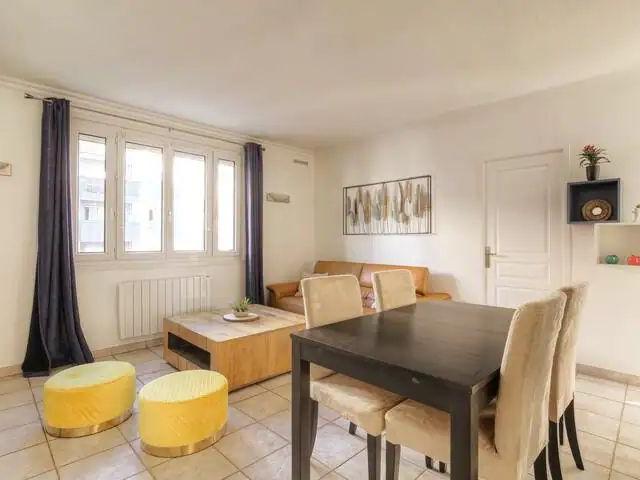 Completely renovated flat on the 3rd floor with lift in a quiet, bright and very functional location
