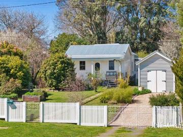 Elevated Daylesford charm with sweeping views and designer style