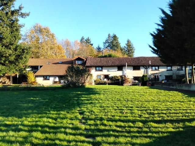 Complexe de 4 Gîtes et Maison avec 3 Chambres, Emplacement P. 612m² Pressignac