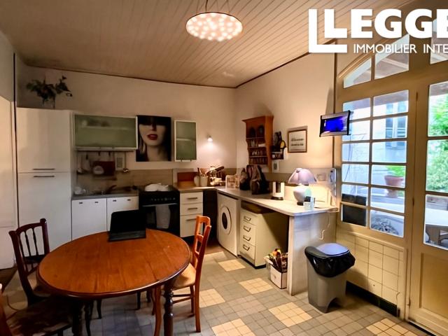 Complexe immobilier unique avec caractère, potentiel de revenus, atelier et jardin au centre d'une bastide