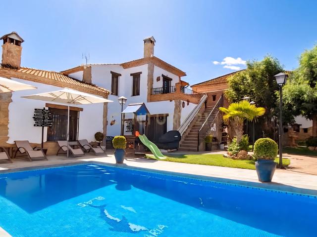 Exclusiva Propiedad Boutique con 3 Apartamentos Independientes, Piscina y Jardín Privado en Ronda – Alta Rentabilidad Turística