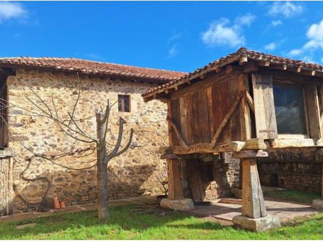 Complejo de edificaciones de piedra en Mogrovejo