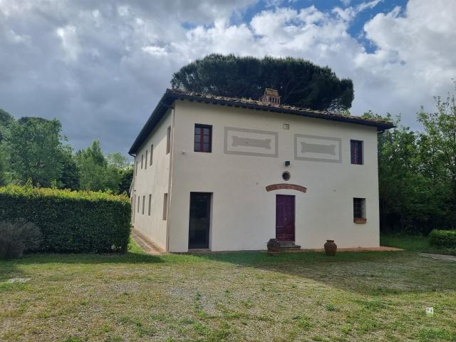 Complesso di casali con terreno e piscina in vendita tra Pis. 560m² Montopoli in Val d'Arno